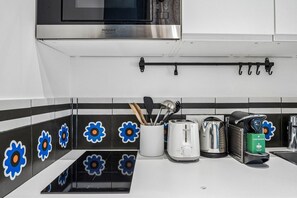 Fridge, microwave, stovetop, dishwasher