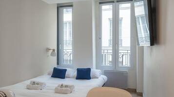 1 chambre, bureau, fer et planche Ă repasser, lit parapluie