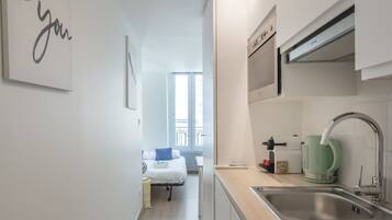 1 chambre, bureau, fer et planche Ă repasser, lit parapluie