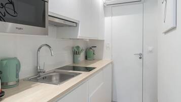 Réfrigérateur, micro-ondes, plaque de cuisson, lave-vaisselle