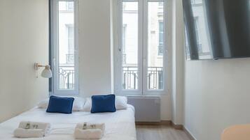 1 chambre, bureau, fer et planche Ă repasser, lit parapluie