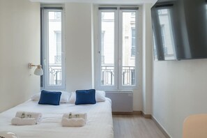 1 dormitori, escriptori i planxa i posts de planxar 