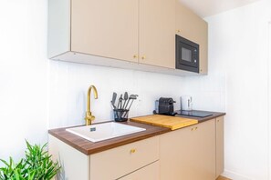 Réfrigérateur, four à micro-ondes, surface de cuisson, lave-vaisselle