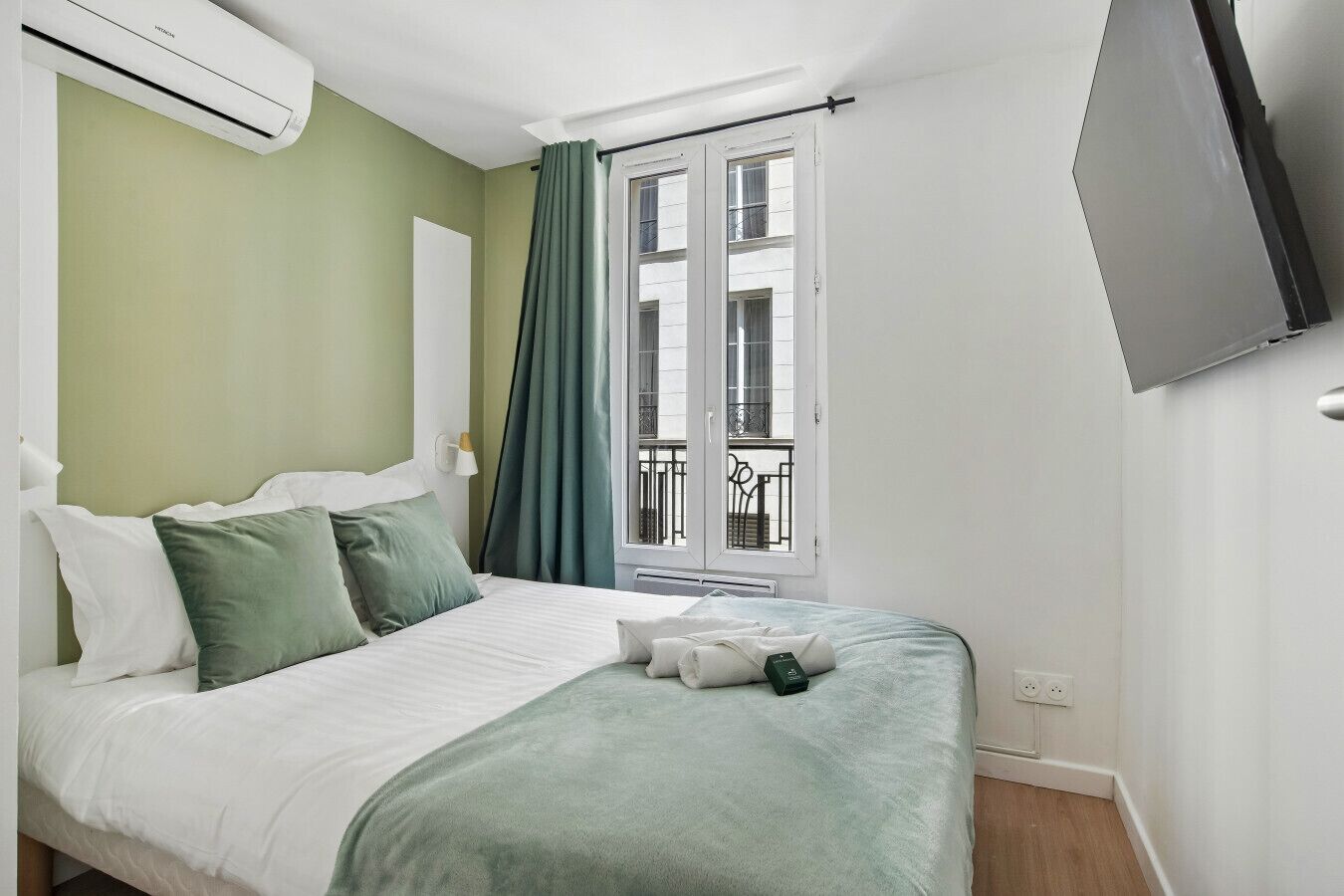 1 habitación, escritorio, tabla de planchar con plancha y cuna de viaje 