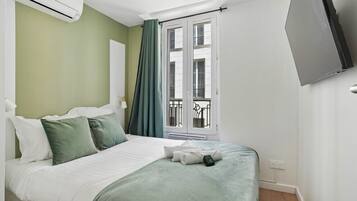 1 habitación, escritorio, tabla de planchar con plancha y cuna de viaje