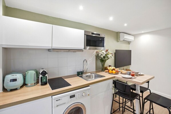 Fridge, microwave, dishwasher, coffee/tea maker