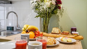 Eine Küchenarbeitsplatte mit verschiedenen Lebensmitteln, einer Blumenvase und einem Spülbecken.