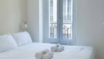 1 chambre, bureau, fer et planche Ă repasser, lit parapluie