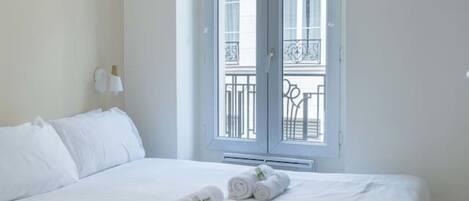 1 habitación, escritorio, tabla de planchar con plancha y cuna de viaje