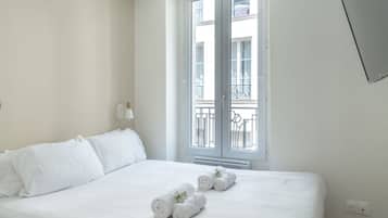 1 chambre, bureau, fer et planche Ă repasser, lit parapluie