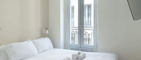 1 habitación, escritorio, tabla de planchar con plancha y cuna de viaje