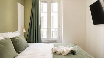 1 chambre, bureau, fer et planche Ă repasser, lit parapluie