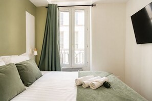 1 habitación, escritorio, tabla de planchar con plancha y cuna de viaje 