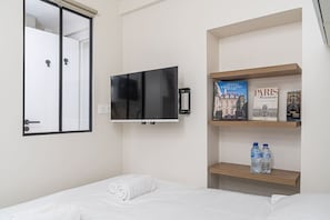 2 chambres, bureau, fer et planche à repasser, lit parapluie
