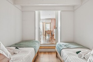 2 habitaciones, escritorio y tabla de planchar con plancha 