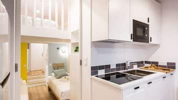 Een koelkast, een microgolfoven, een oven, een kookplaat