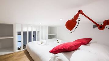 2 slaapkamers, een bureau, een strijkplank/strijkijzer, reisbedje