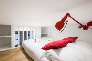2 chambres, bureau, fer et planche Ă repasser, lit parapluie
