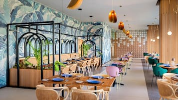 10 restoran, sarapan, makan malam dihidangkan; masakan Itali