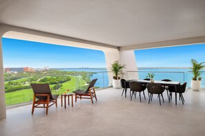 Vantage Club Master Suite Bay View King Bed | Minibar, in-room safe, desk, laptop workspace - Hyatt Vivid Grand Island Cancun Adults Only All-Inclusive (Cancun)