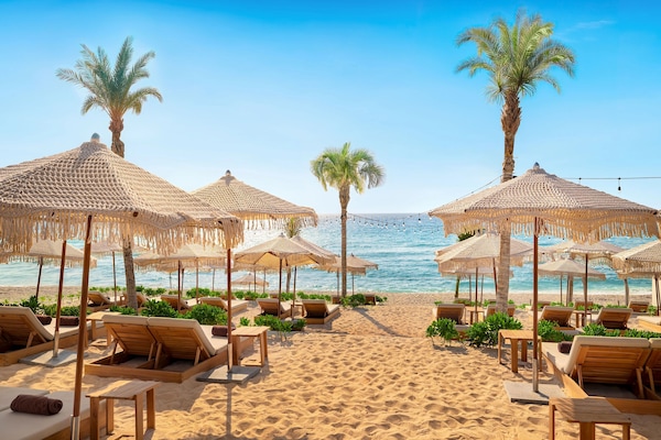 Privéstrand vlakbij, een gratis shuttleservice van/naar het strand