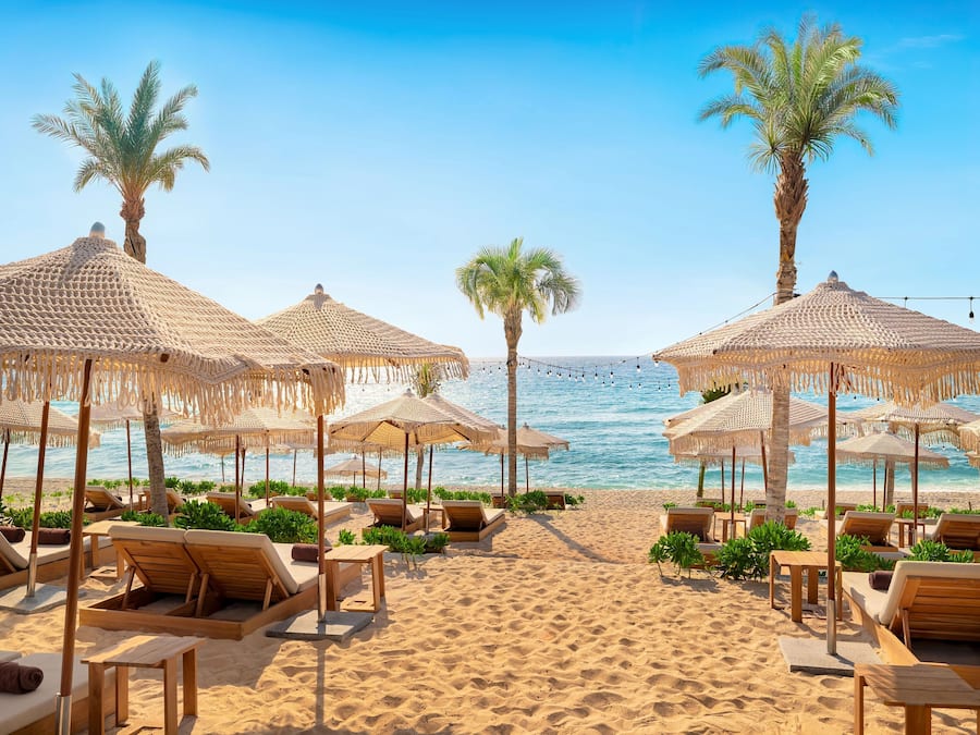 Praia particular nas proximidades, areia branca