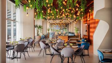 4 restoran, melayani sarapan, makan malam; sajian masakan Italia