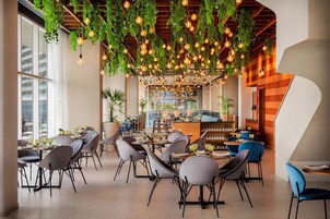4 restaurantes; se sirve desayuno y cena