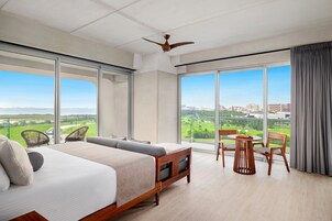 Vantage Club Corner Suite Golf & Ocean View king bed | Golf view