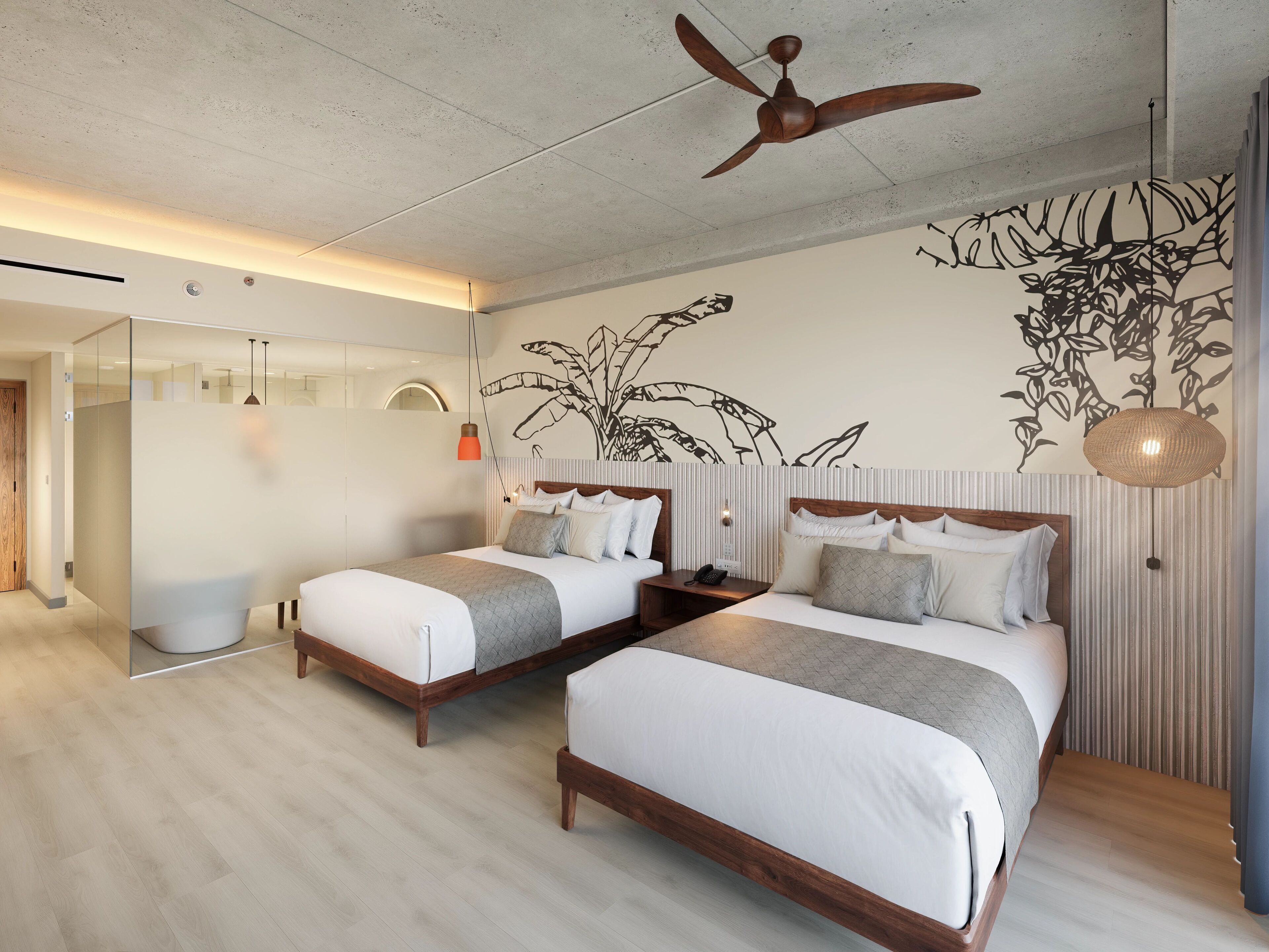 Ein modernes Schlafzimmer mit zwei Betten, einem Deckenventilator und einem Wandgemälde.