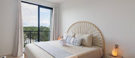 Familjelägenhet - 1 sovrum - balkong - utsikt mot parken | 1 sovrum, individuell inredning, unika möbler och skrivbord