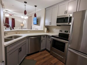 Kylskåp, mikrovågsugn, ugn och spishäll