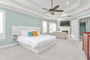 4 bedrooms, desk, iron/ironing board, travel cot - Modern Getaway near PTI Airport - Theater & Games (Summerfield)