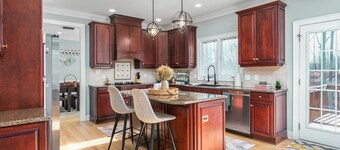 Modern Getaway near PTI Airport - Theater & Games