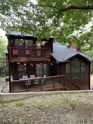 Private Wooded Retreat w/ Hot Tub & Game Room Near Lake Texoma