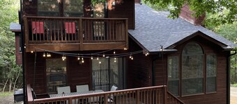 Private Wooded Retreat w/ Hot Tub & Game Room Near Lake Texoma