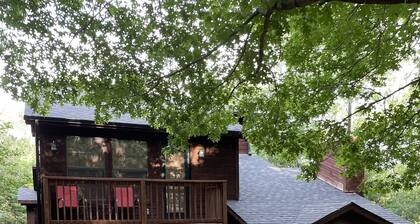 Private Wooded Retreat w/ Hot Tub & Game Room Near Lake Texoma