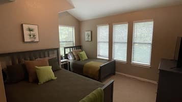 3 bedrooms, in-room safe, iron/ironing board, free WiFi