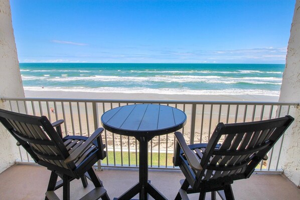 Property grounds - Breathtaking LG 2/2 NSB, fully renovated DIRECT OCEAN w/laundry & office area (New Smyrna Beach)