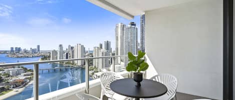 Departamento, 2 habitaciones, baño privado, vista al río | Balcón