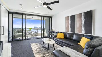 Apartment, 2 Schlafzimmer, eigenes Bad, Flussblick | Wohnbereich | 24-Zoll-Flachbildfernseher mit Kabelempfang