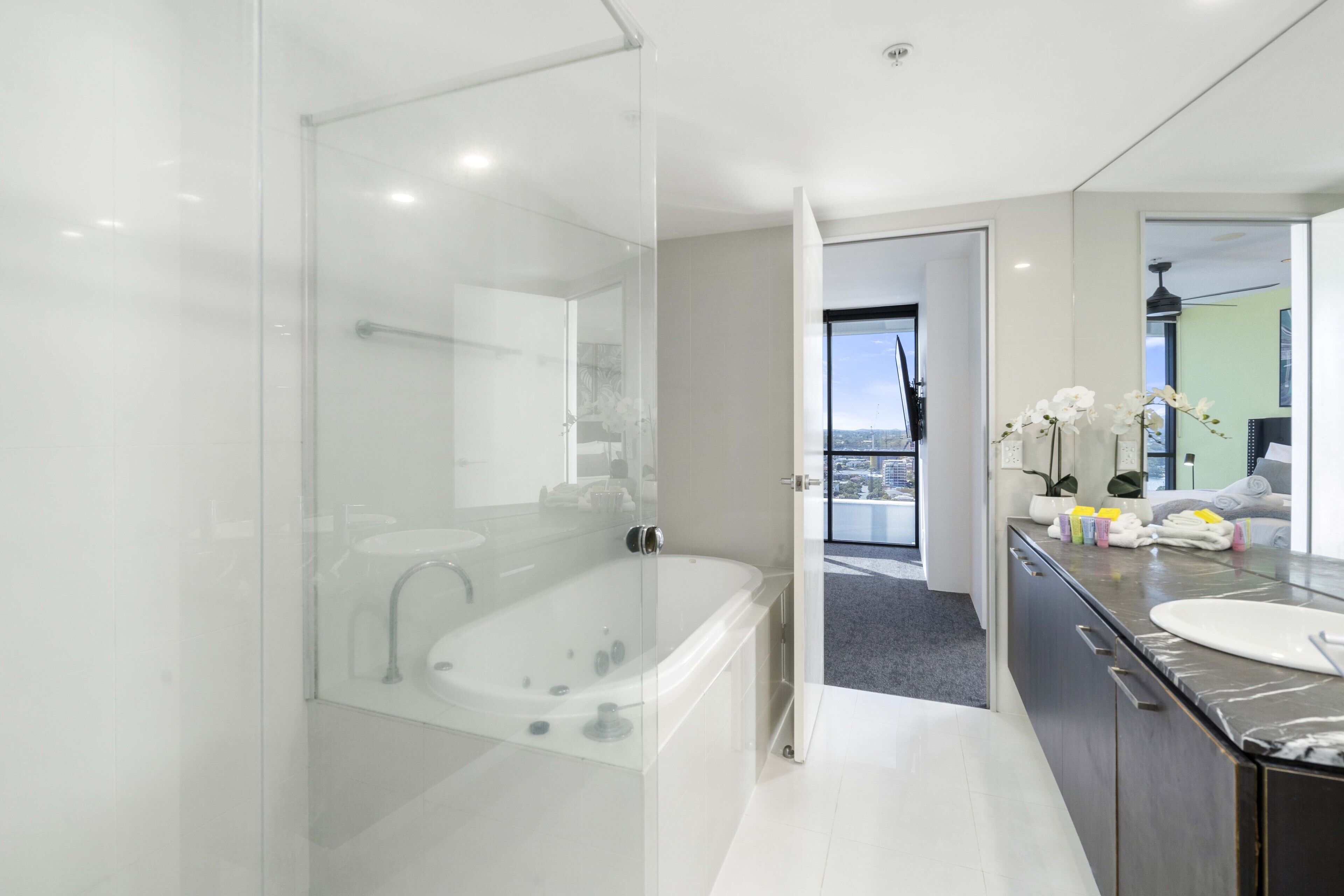 Apartment, 2 Bedrooms, Private Bathroom, River View | Bilik Mandi | Tab mandi dan pancuran berasingan, pengering rambut, tuala disediakan 