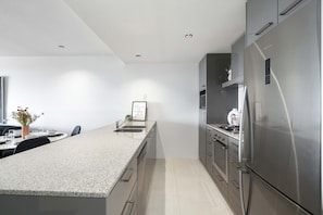 Apartment, 2 Schlafzimmer, eigenes Bad, Flussblick | Eigene Küche | Großer Kühlschrank, Mikrowelle, Ofen, Herdplatte
