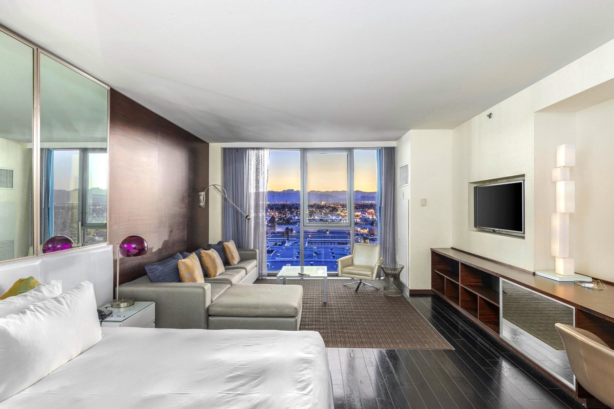 Individuell eingerichtet, Schreibtisch, schallisolierte Zimmer