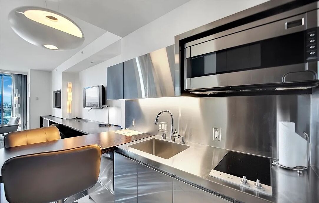 Mini-Kühlschrank, Mikrowelle, Herdplatte