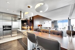 Frigorífic petit, microones, placa de cuina i cafetera i tetera 