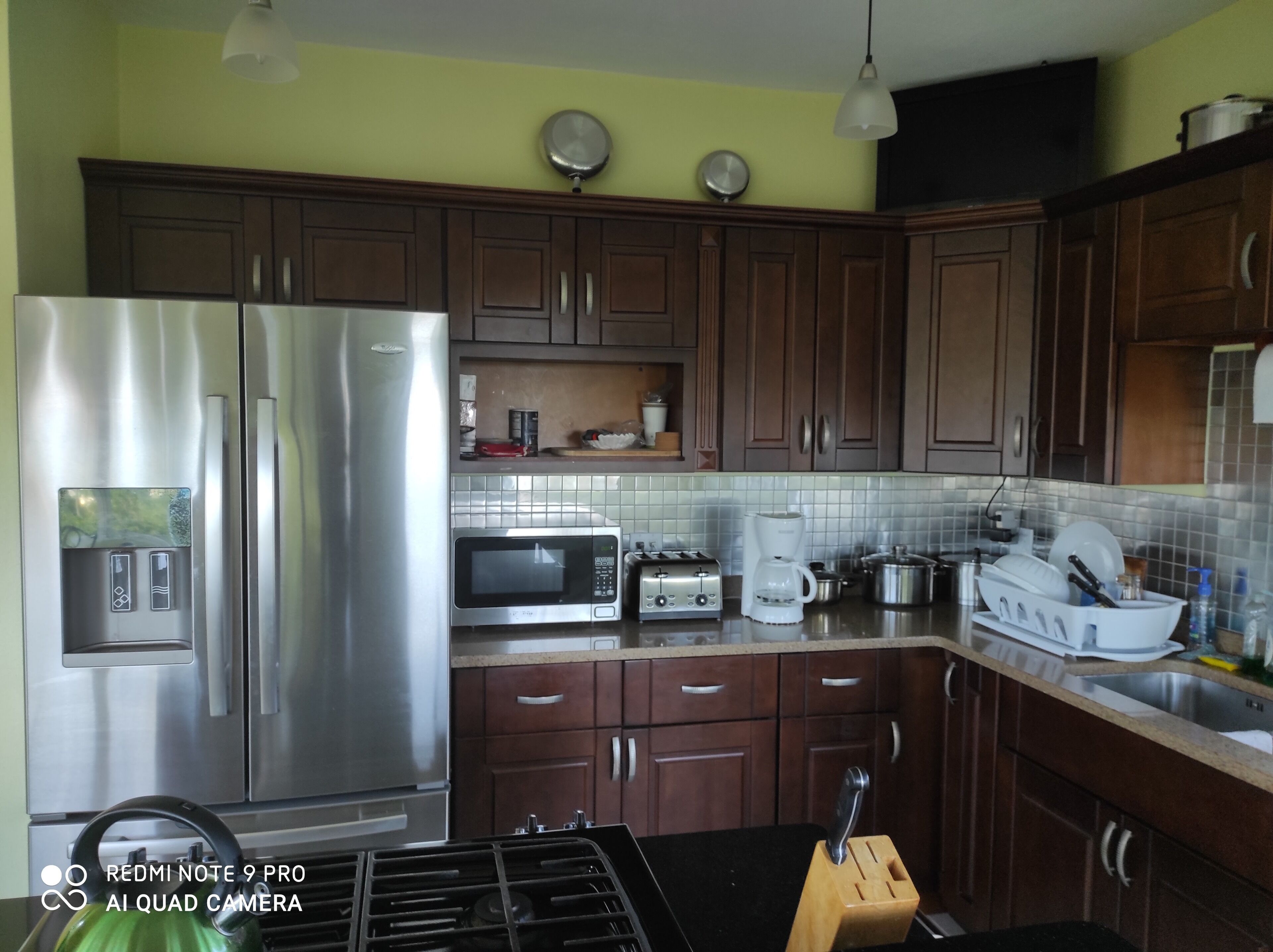 冷蔵庫、電子レンジ、オーブン、コンロ