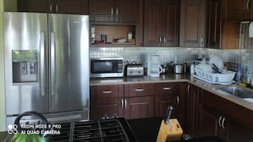 Kylskåp, mikrovågsugn, ugn och spishäll