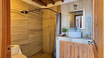 Loft | Baño | Secadora de cabello, toallas, jabón, shampoo