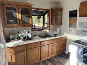 Jääkaappi, mikroaaltouuni, uuni, liesi